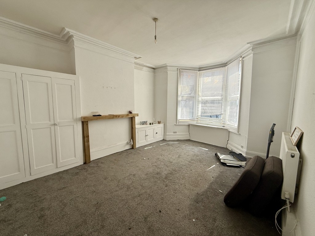 Lot: 171 - VACANT MIXED-USE PROPERTY IN TOWN CENTRE - First floor - Living room